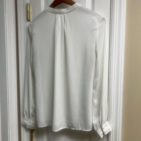 White House black market Size 4 long sleeved white blouse with button cuffs NEW - Picture 3 of 3